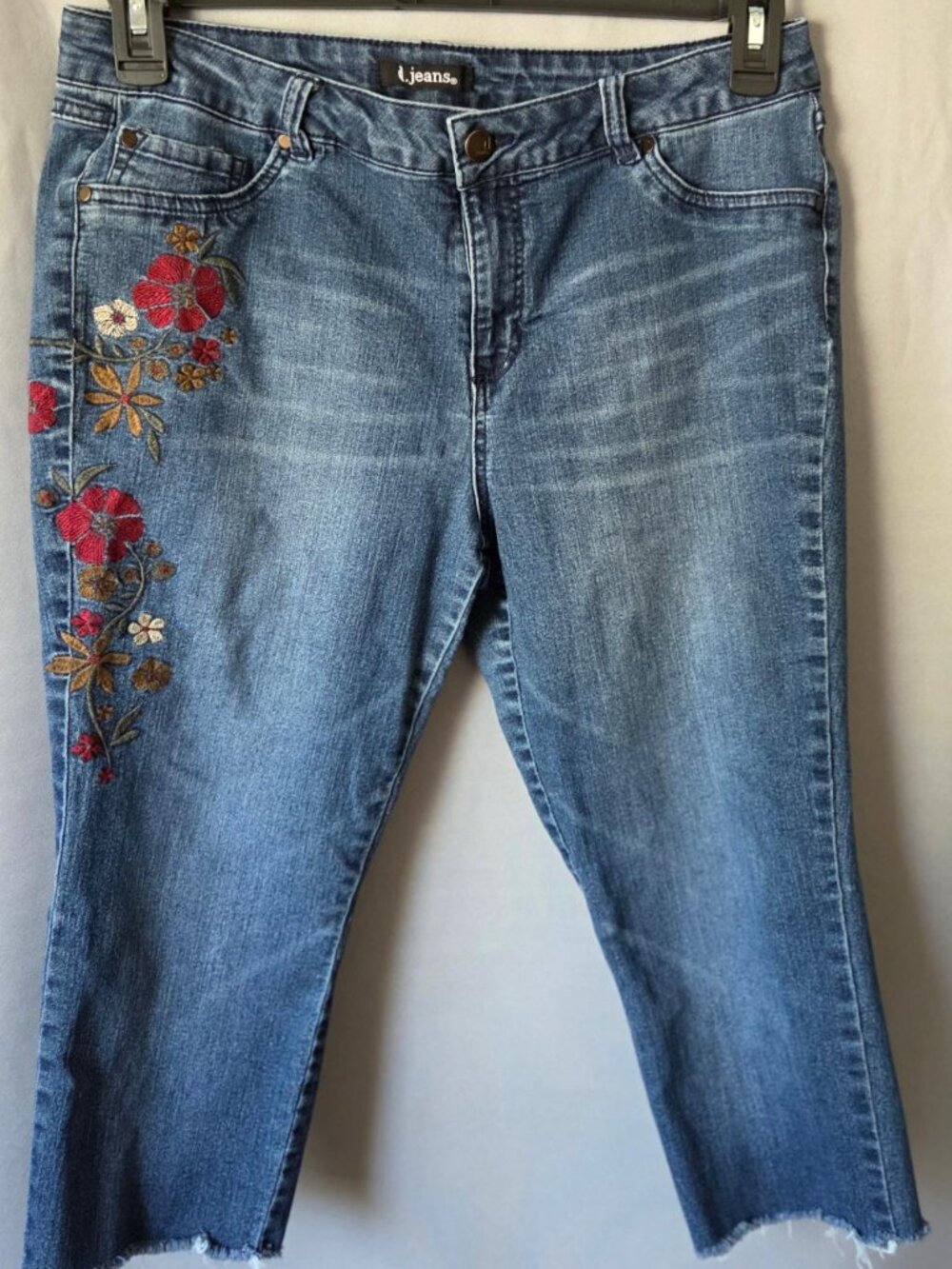 d. jeans Embroidered Floral Capri Jeans Women's Size 12 Stretch Raw Hem